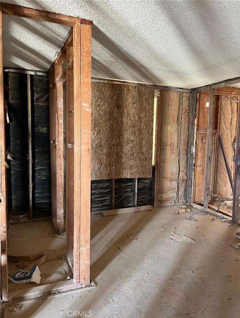 14588 Locust Lucerne Valley, CA 92356