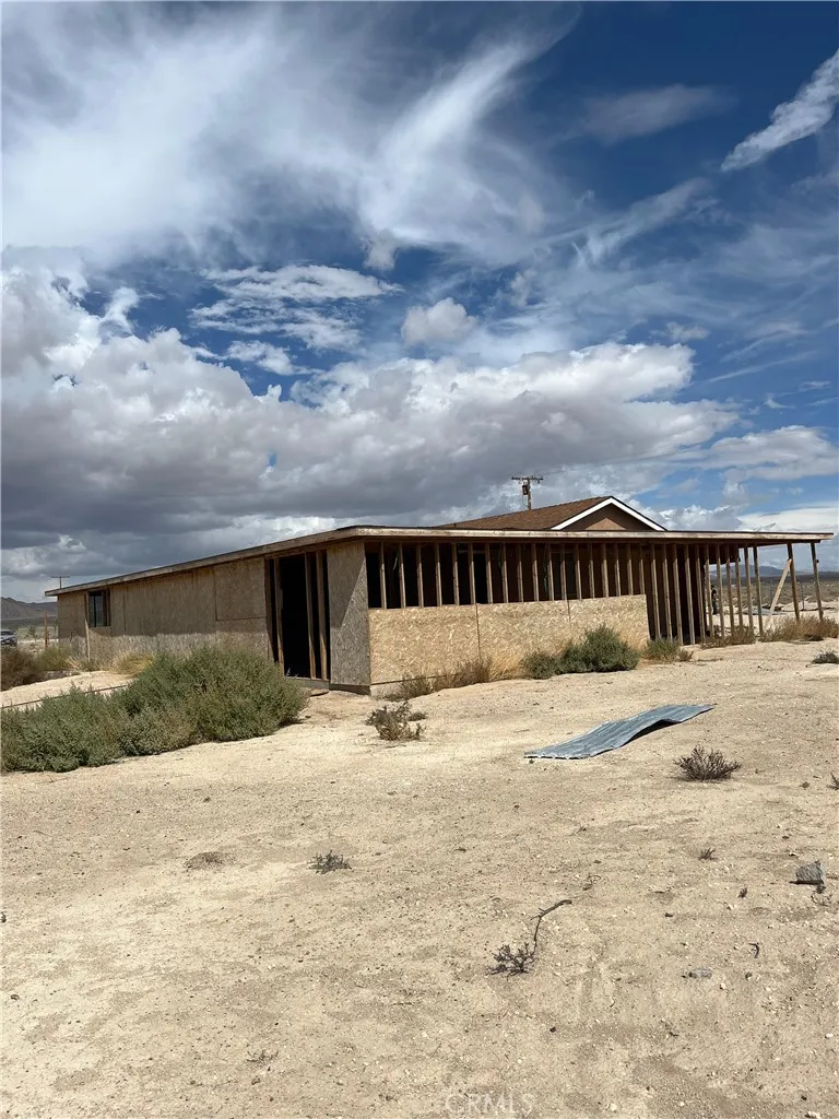14588 Locust Lucerne Valley, CA 92356