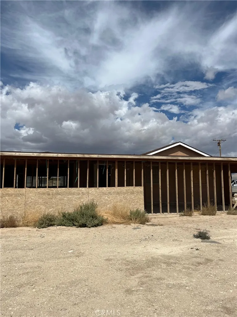 14588 Locust Lucerne Valley, CA 92356