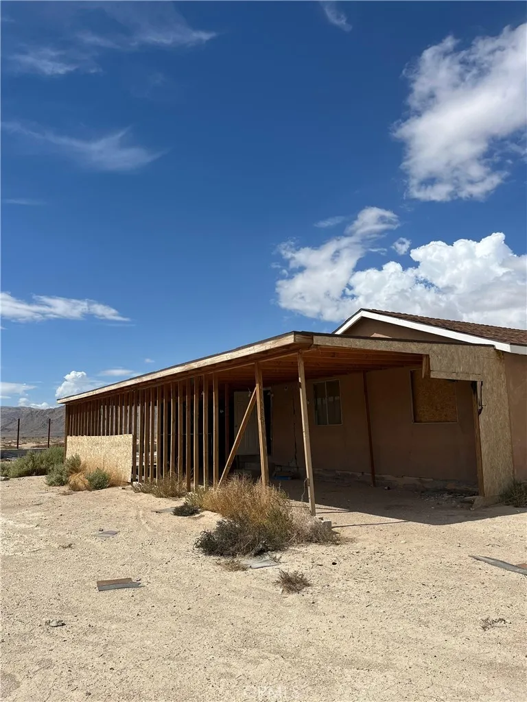 14588 Locust Lucerne Valley, CA 92356