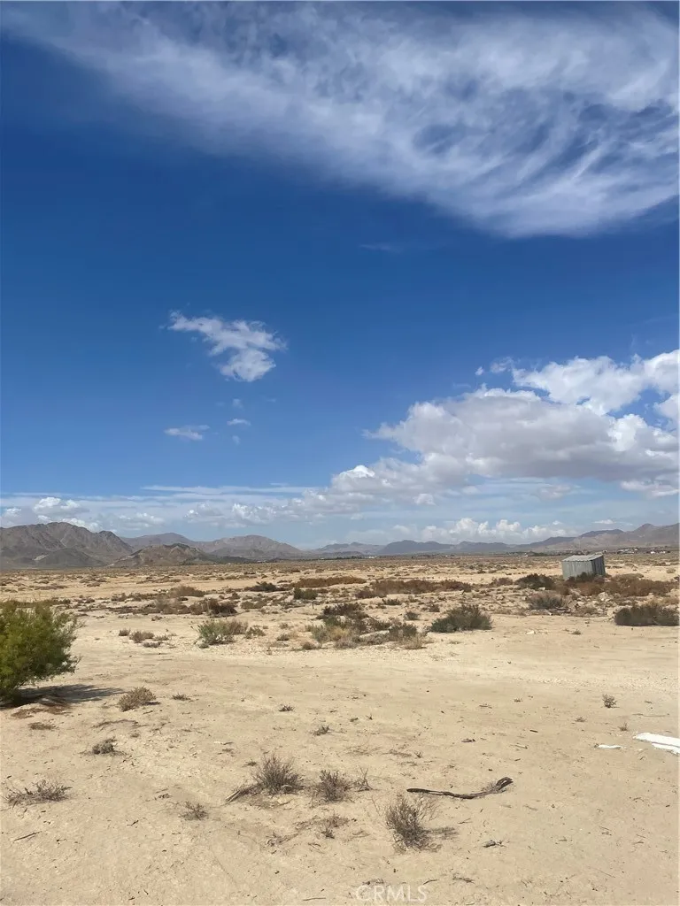 14588 Locust Lucerne Valley, CA 92356