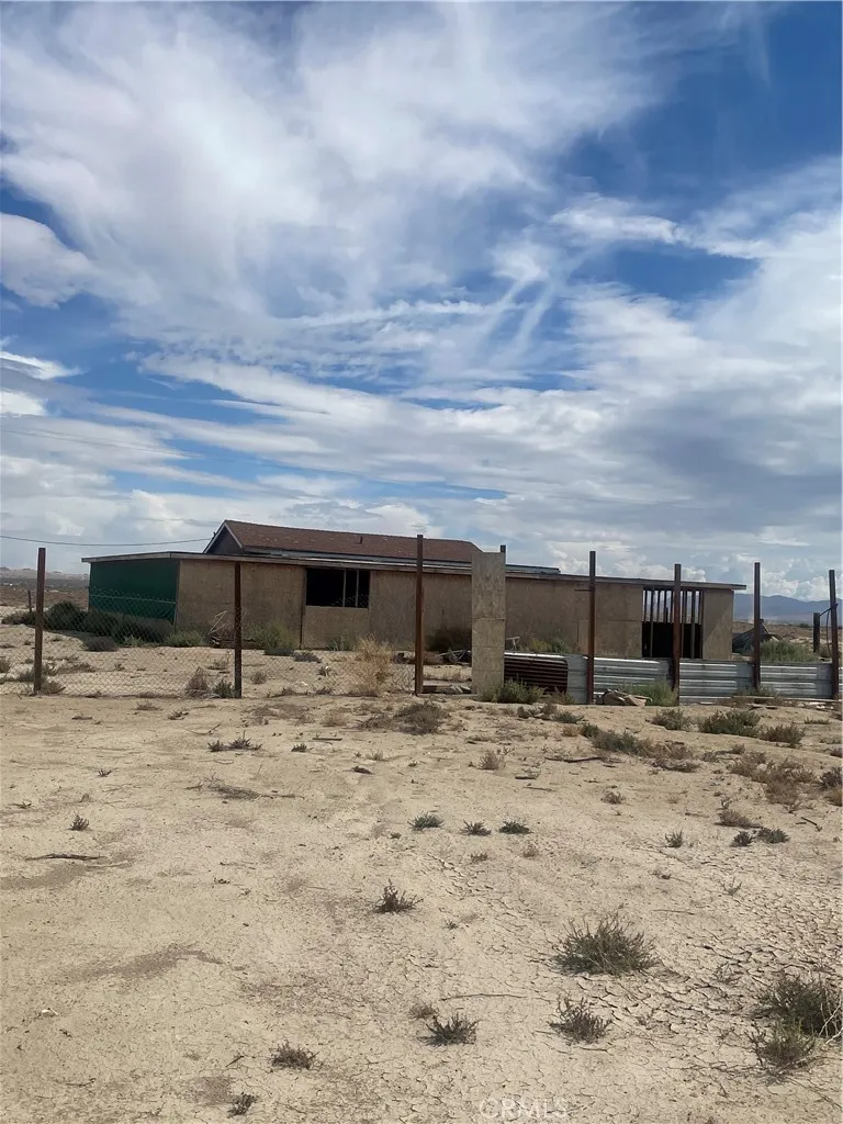 14588 Locust Lucerne Valley, CA 92356