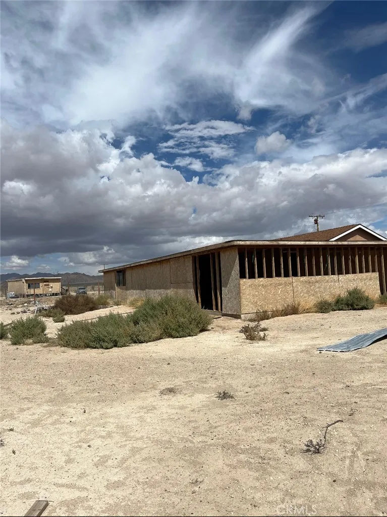 14588 Locust Lucerne Valley, CA 92356