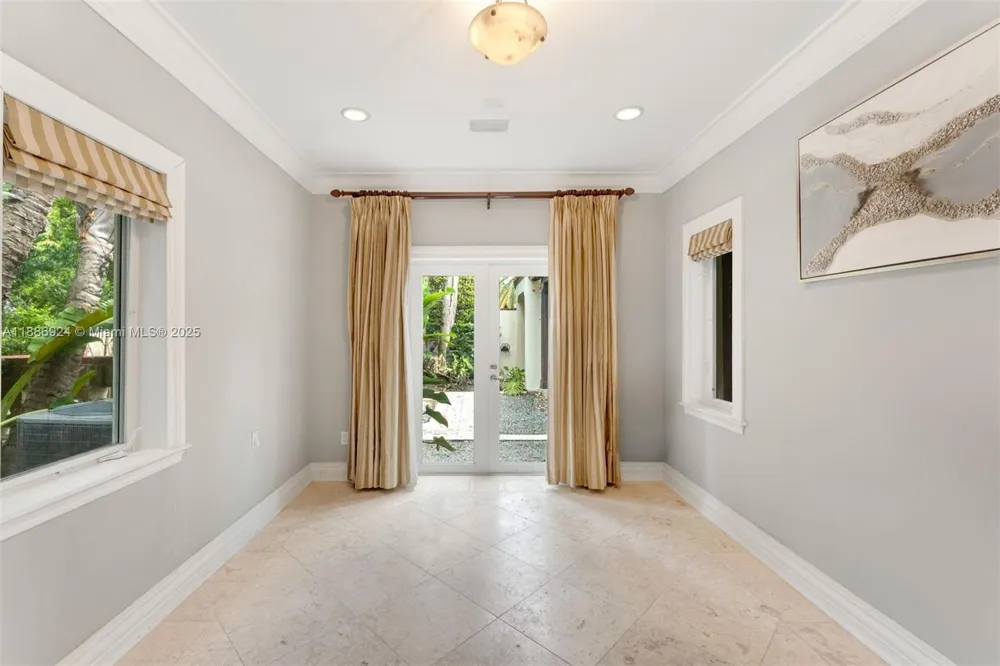 11 E Rivo Alto Dr Miami Beach, FL 33139