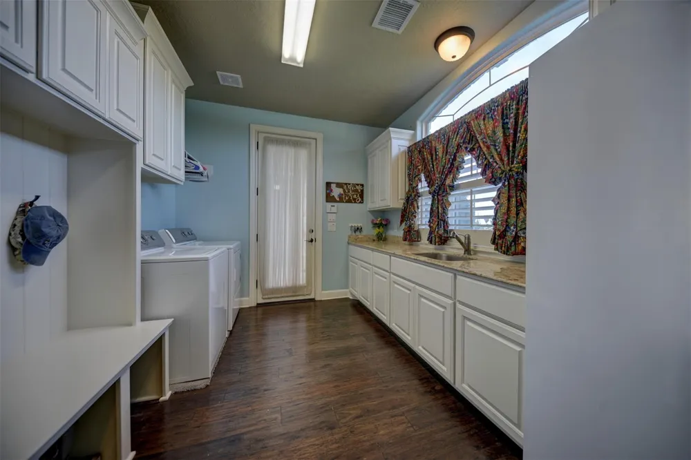 1221 Boundary School Road Burton, TX 77835