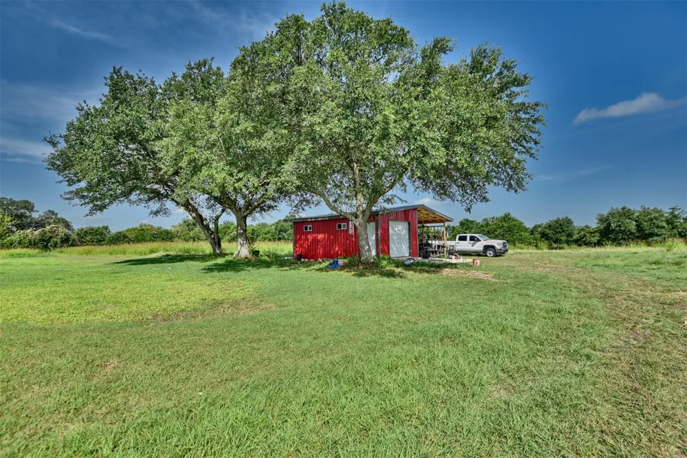 1221 Boundary School Road Burton, TX 77835