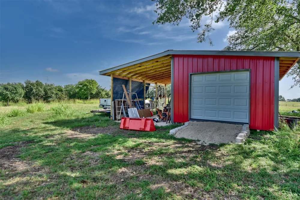 1221 Boundary School Road Burton, TX 77835