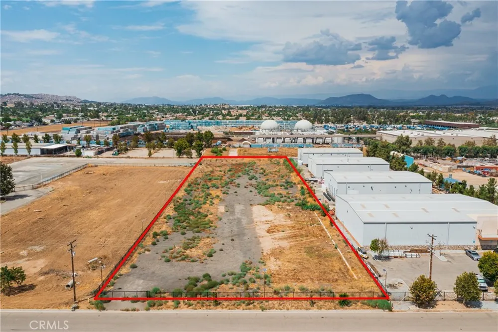 24 Malbert Perris, CA 92570