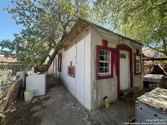 2206 smith Laredo, TX 78046