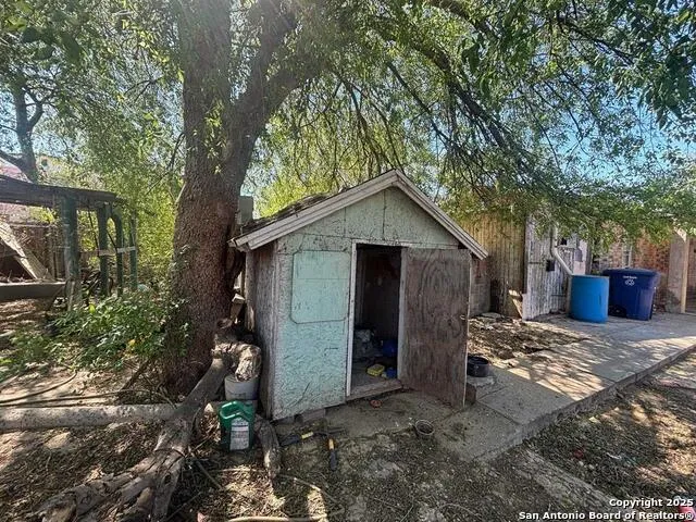 2206 smith Laredo, TX 78046