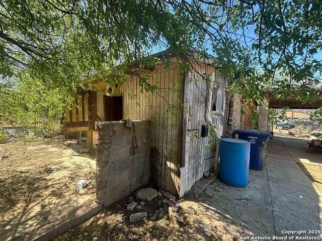2206 smith Laredo, TX 78046