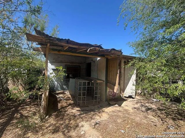 2206 smith Laredo, TX 78046