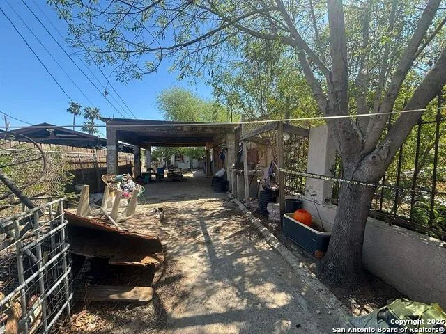 2206 smith Laredo, TX 78046