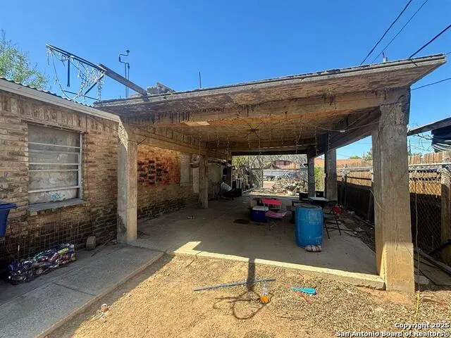 2206 smith Laredo, TX 78046