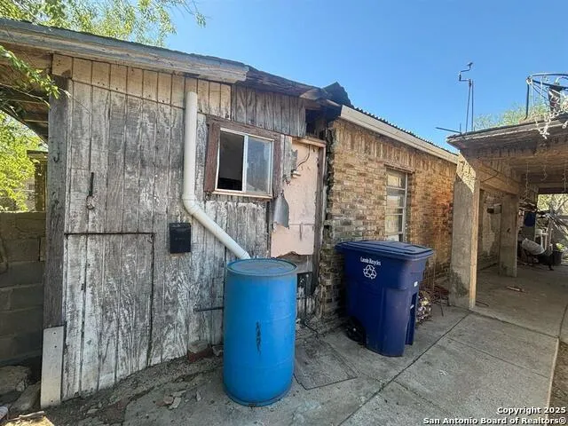 2206 smith Laredo, TX 78046
