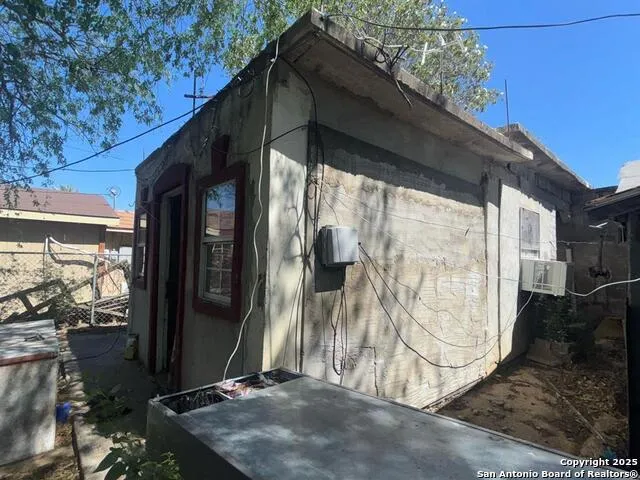 2206 smith Laredo, TX 78046
