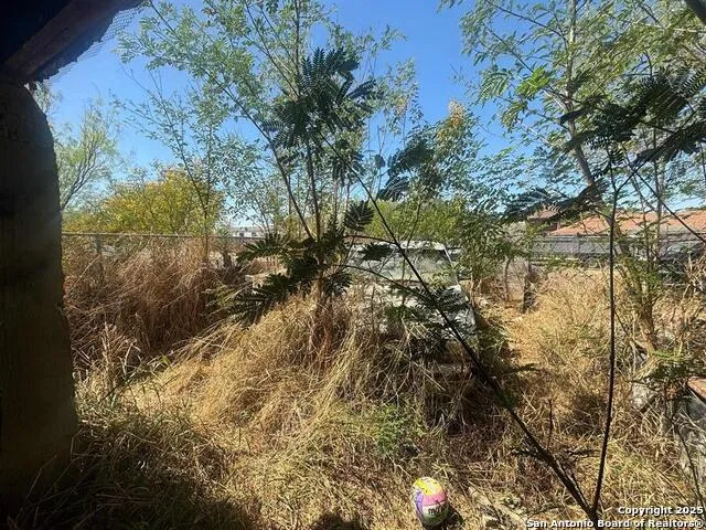 2206 smith Laredo, TX 78046
