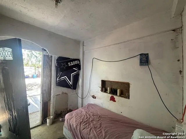2206 smith Laredo, TX 78046