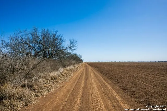 CR 4013 Cr 4017 W La Pryor, TX 78829