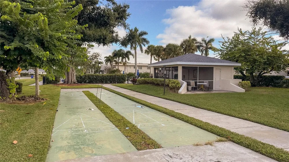 7461 W COUNTRY CLUB DRIVE #209 Sarasota, FL 34243