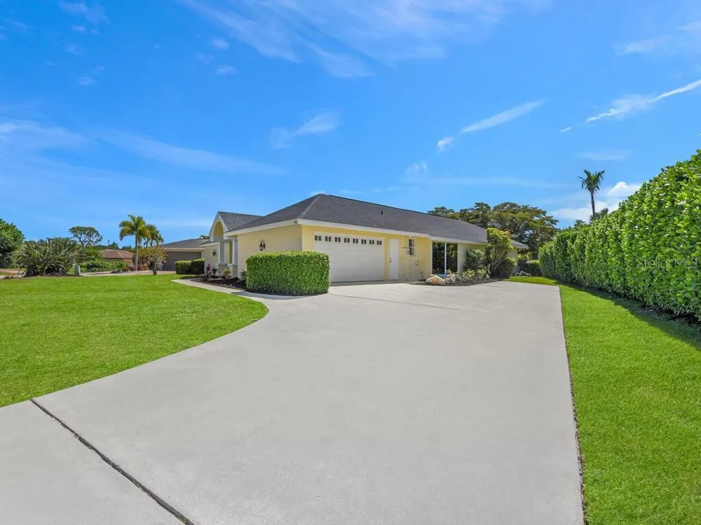 491 CYPRESS WAY E Naples, FL 34110