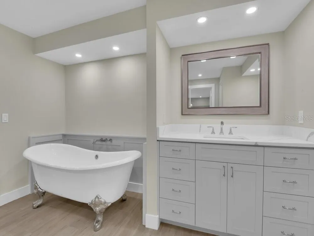491 CYPRESS WAY E Naples, FL 34110