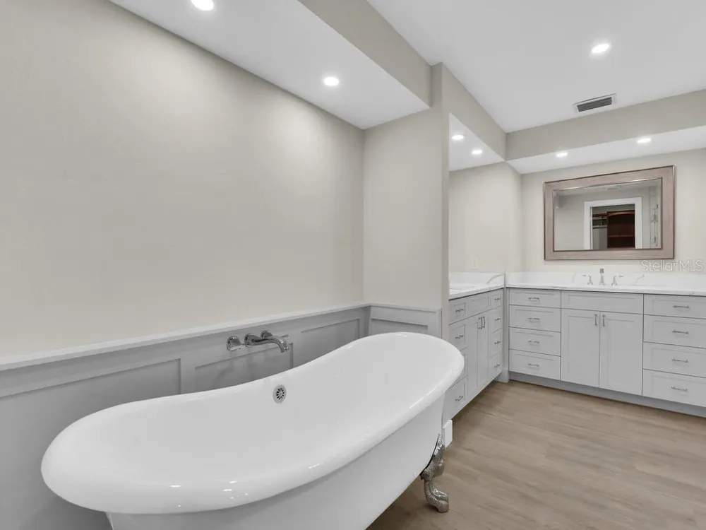 491 CYPRESS WAY E Naples, FL 34110