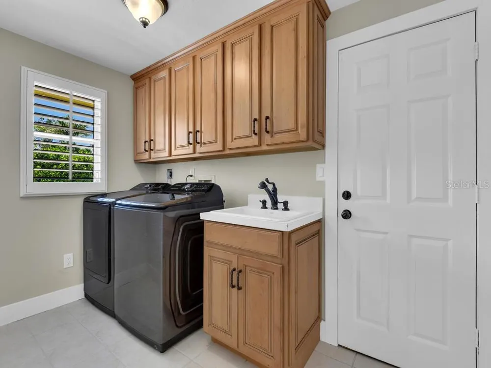 491 CYPRESS WAY E Naples, FL 34110