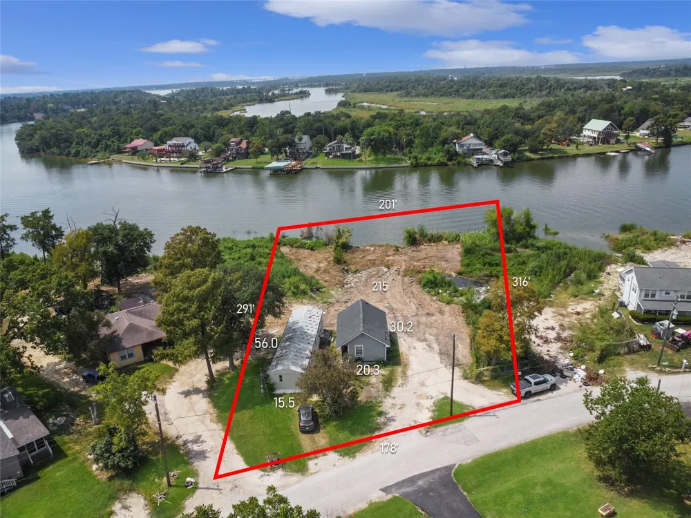 207 Riverside Street Highlands, TX 77562