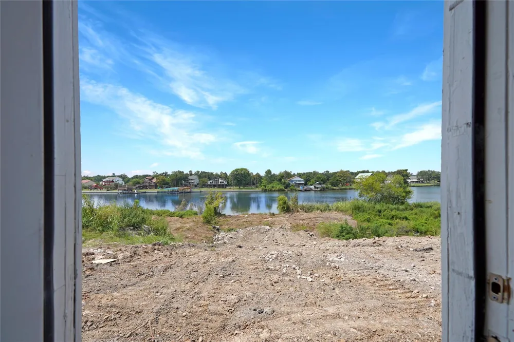 207 Riverside Street Highlands, TX 77562