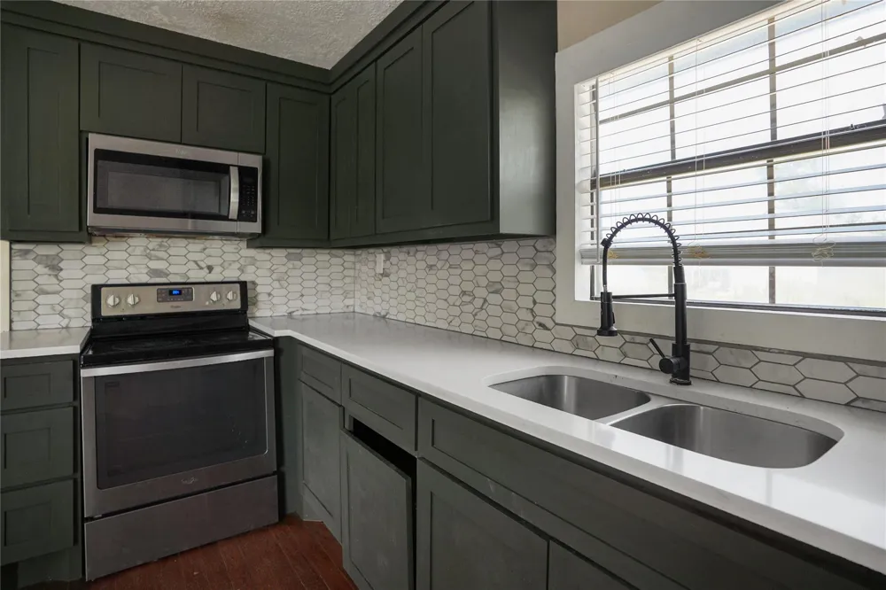 207 Riverside Street Highlands, TX 77562