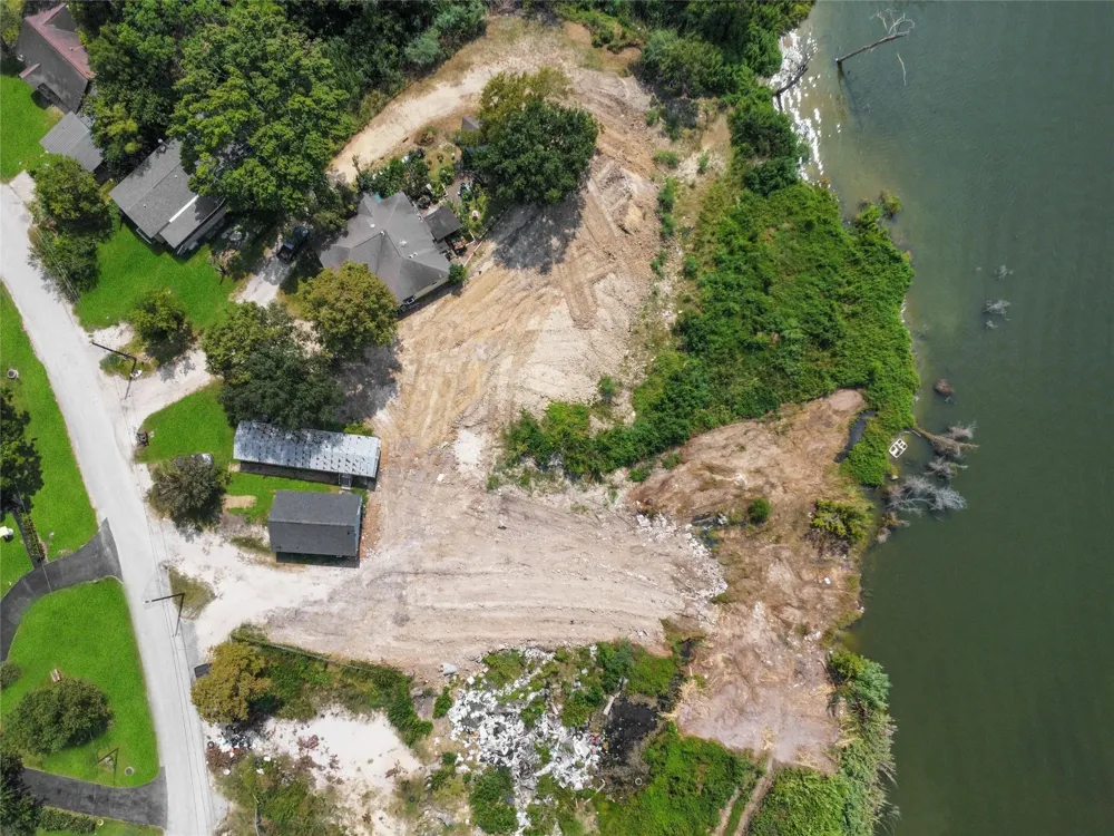 207 Riverside Street Highlands, TX 77562