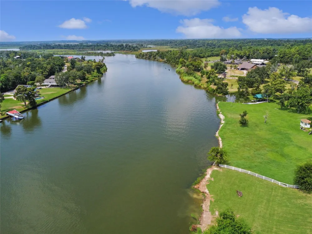 207 Riverside Street Highlands, TX 77562