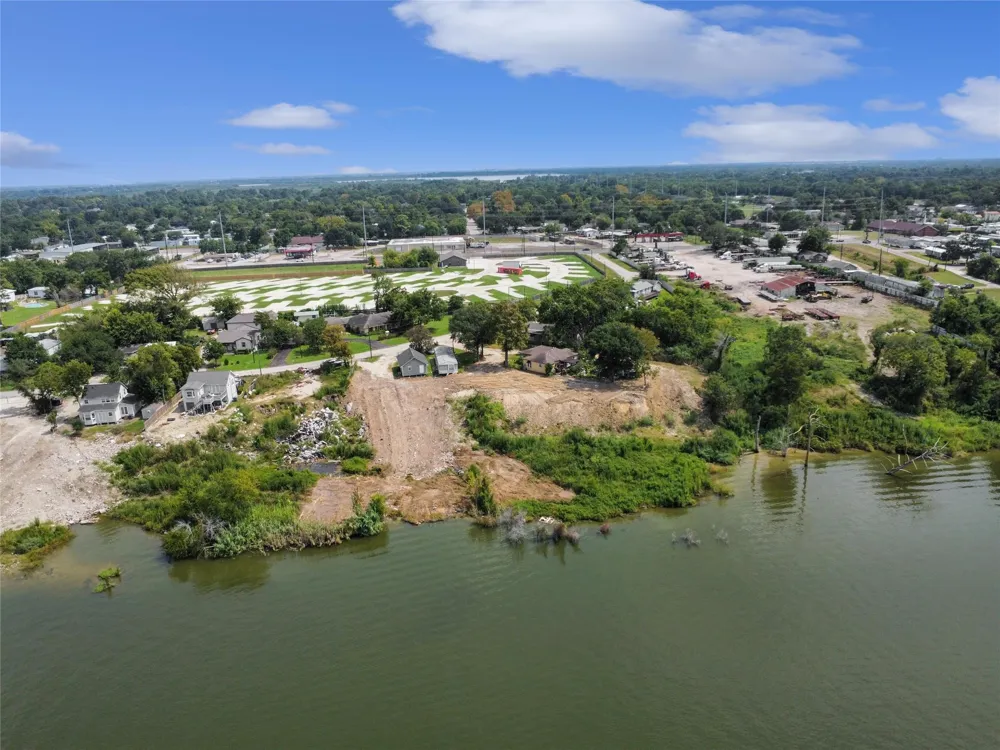 207 Riverside Street Highlands, TX 77562