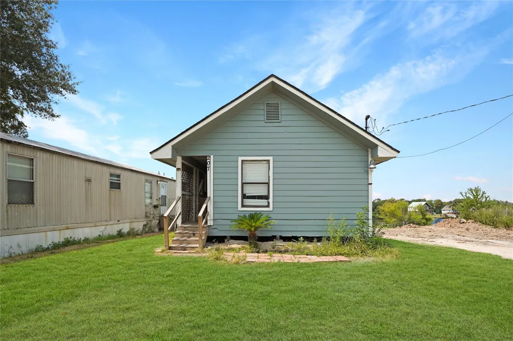 207 Riverside Street Highlands, TX 77562