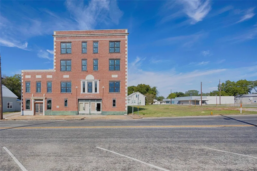 607 Lyons Avenue Schulenburg, TX 78956