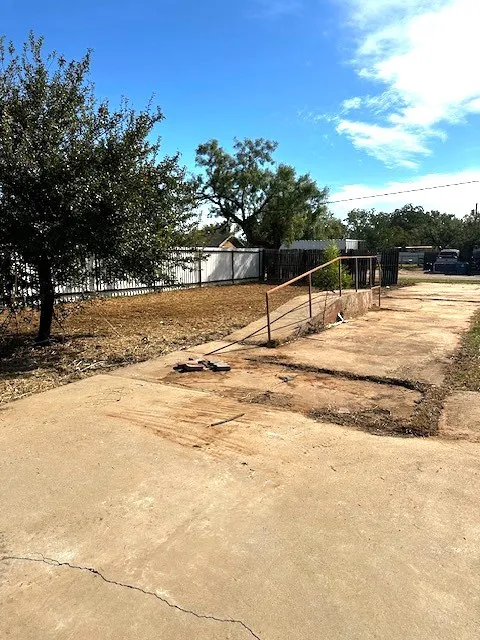 123 E McCaulley Avenue Bronte, TX 76933