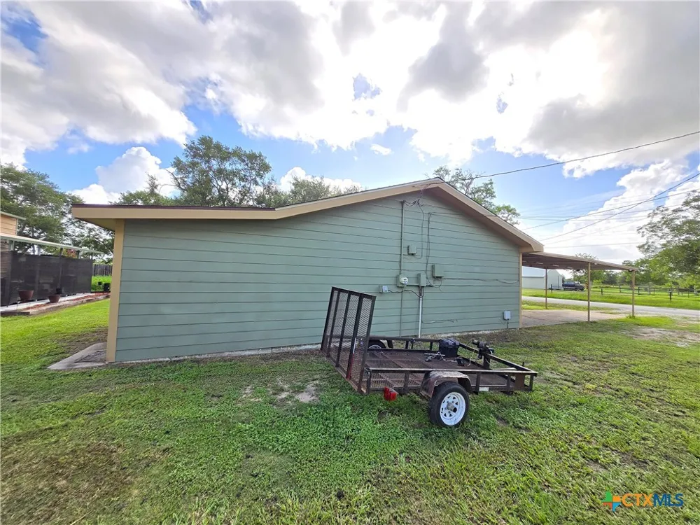 610 E Division Street Edna, TX 77957