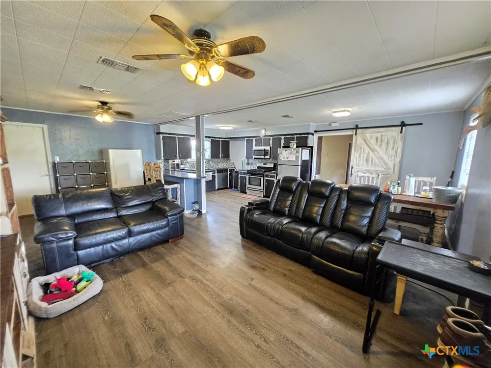 610 E Division Street Edna, TX 77957
