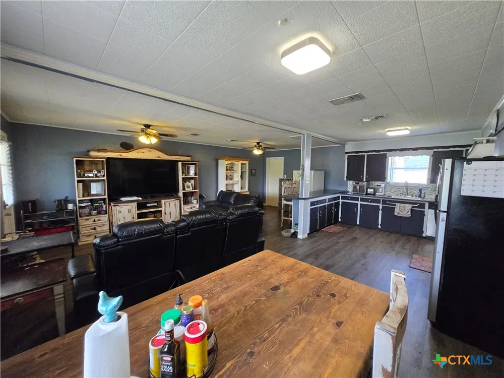 610 E Division Street Edna, TX 77957