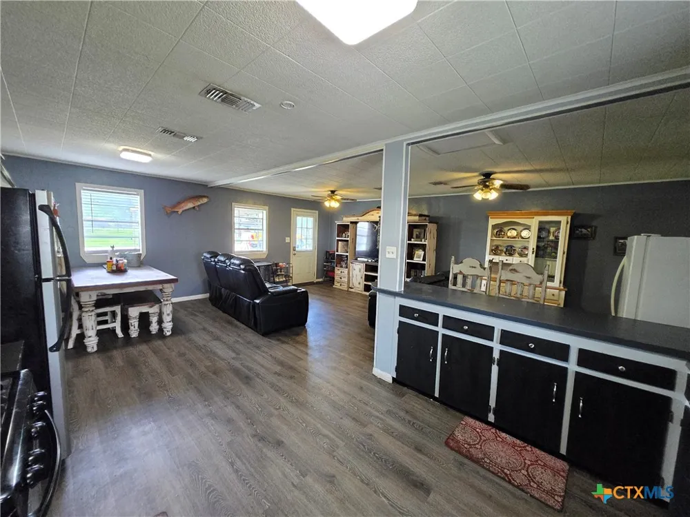 610 E Division Street Edna, TX 77957