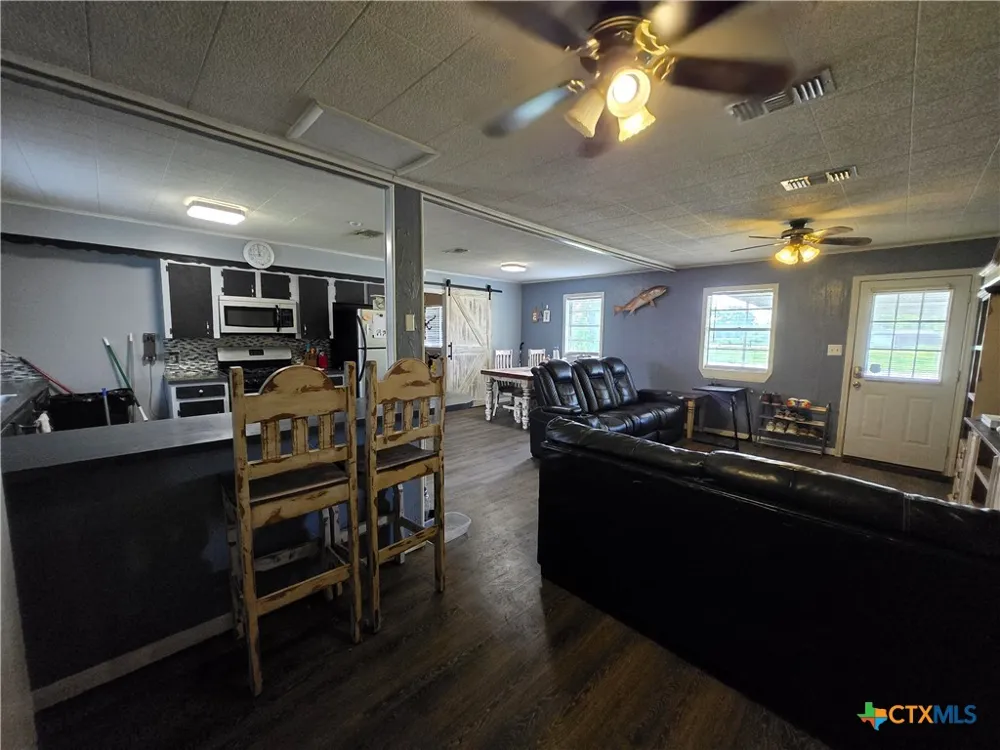610 E Division Street Edna, TX 77957