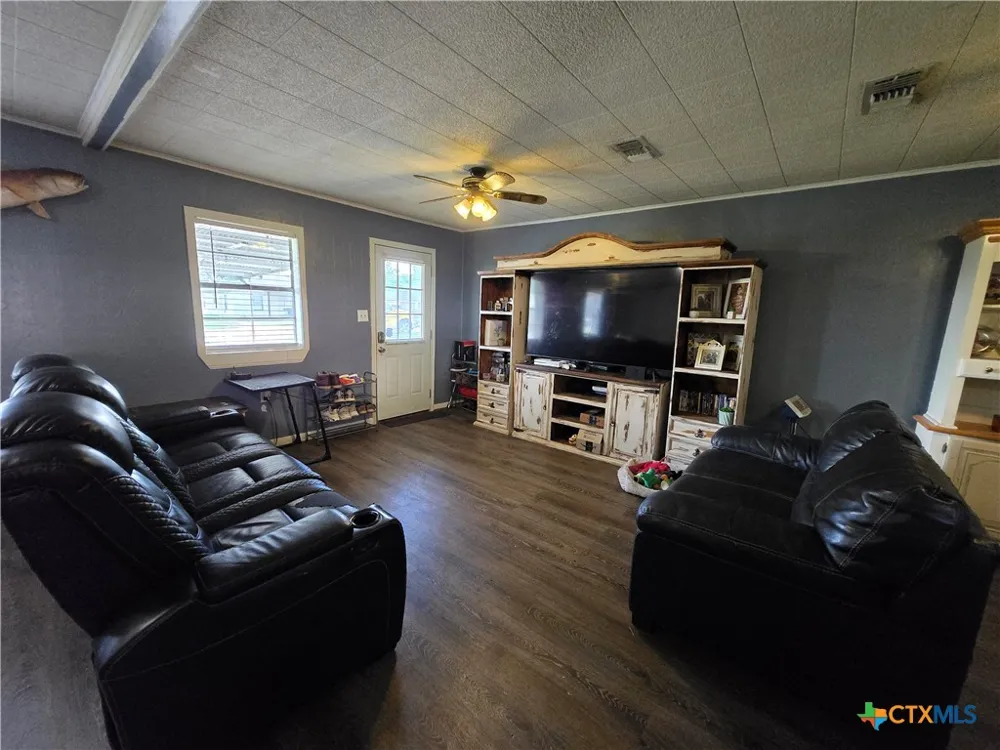 610 E Division Street Edna, TX 77957