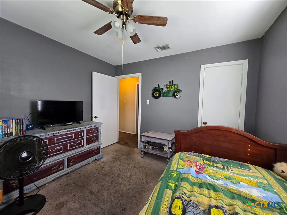 610 E Division Street Edna, TX 77957