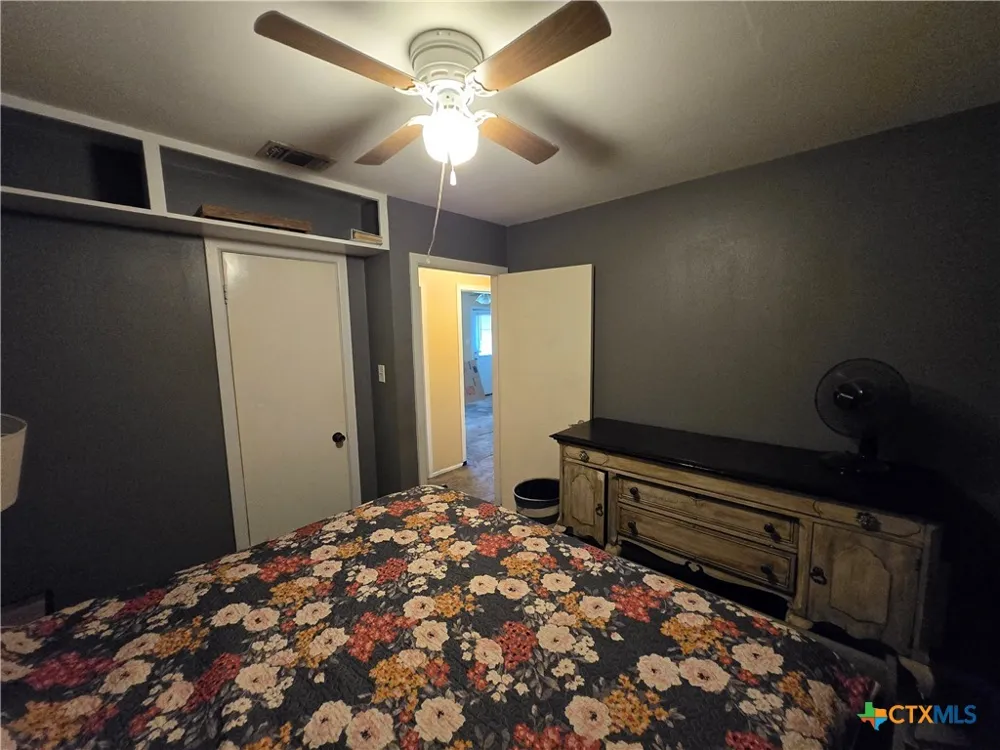 610 E Division Street Edna, TX 77957