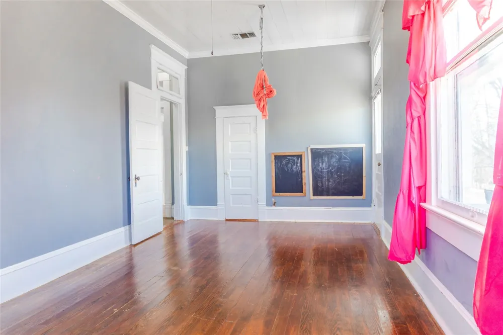 710 S Magnolia Street Palestine, TX 75801