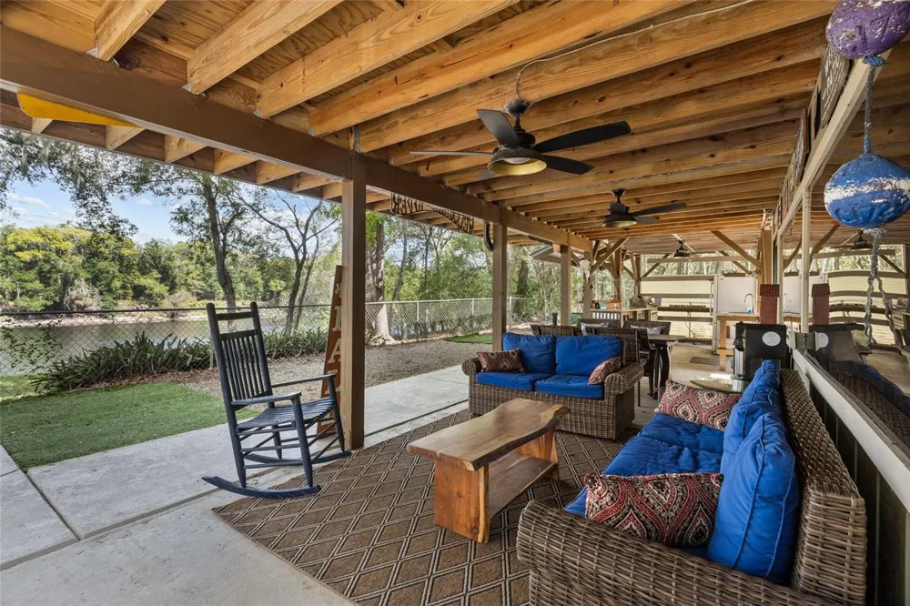 1069 SE SUWANNEE TRAIL Branford, FL 32008