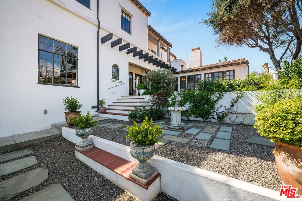 1046 Chautauqua Boulevard Pacific Palisades, CA 90272