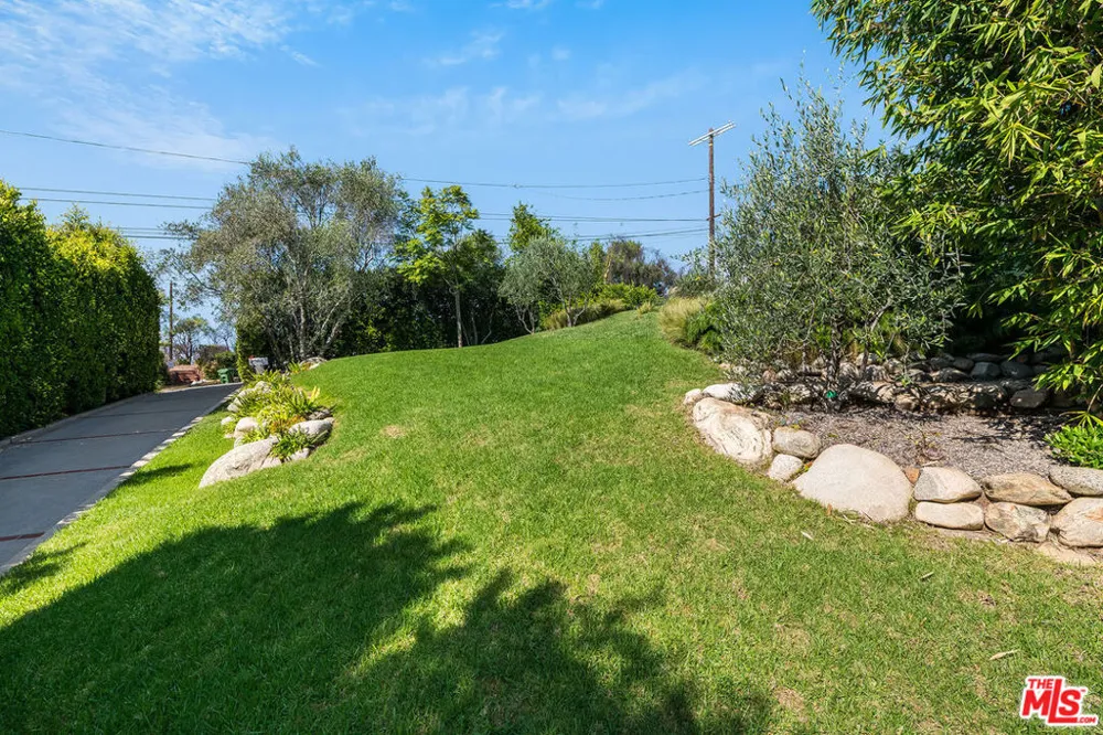 1046 Chautauqua Boulevard Pacific Palisades, CA 90272