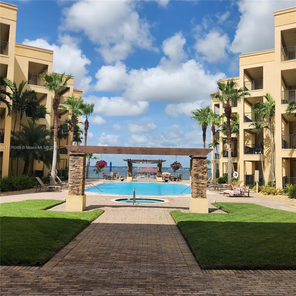 2351 Lakeview Dr #114 Sebring, FL 33875